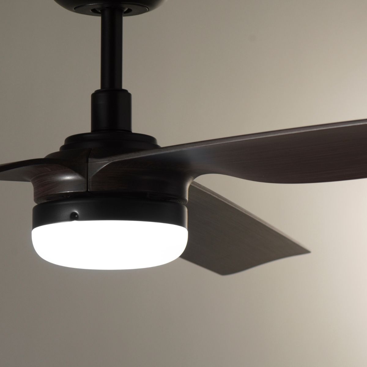 Ventilador De Techo Aspas Símil Madera Negra Con Luz 18 W Laftdren 530B - Pireo Ventilador De Techo Aspas Símil Madera Negra Con Luz 18 W Laftdren 530B - Pireo